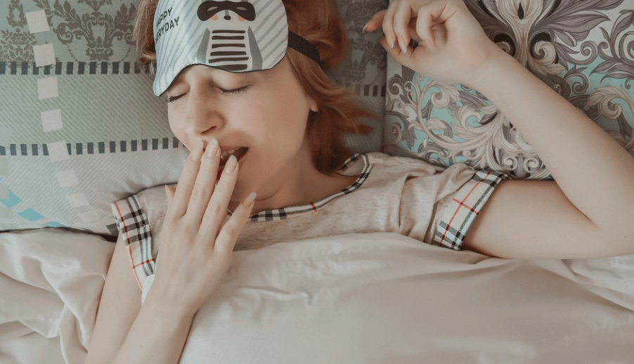 혈압이 높을 때 증상을 완화하기 위해 충분한 수면을 취하고 잠에서 깨어난 여성