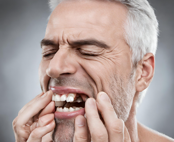 치아통증으로 힘들어하는사람_임플란트이후 관리방법