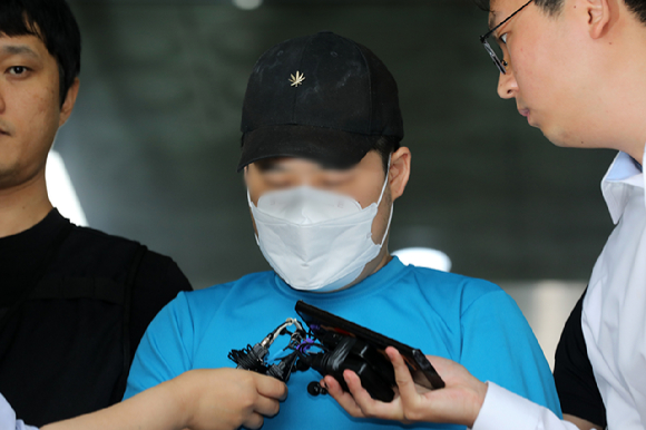 서울 도심에서 행인을 상대로 흉기를 휘둘러 4명의 사상자를 낸 혐의로 1심에서 무기징역을 선고받은 조선(34)의 항소심(2심) 첫 재판이 오늘 열린다. 지난해 7월 23일 오후 서울 관악경찰서에서 '신림동 칼부림' 피의자 조모(33)씨가 영장실질심사를 위해 이동하고 있다. [사진=뉴시스]