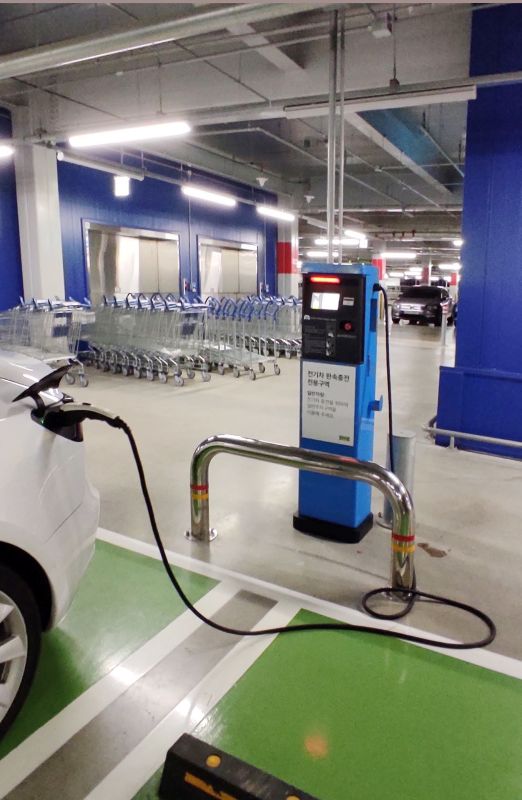 무료완속충전기로 테슬라모델3 충전하는사진