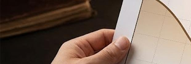 채권 투자와 금리 흐름을 분석하는 그래프를 들고 있는 모습과 모래시계&amp;#44; 동전 더미&amp;#44; 채권 투자 책이 함께 놓인 재테크 이미지