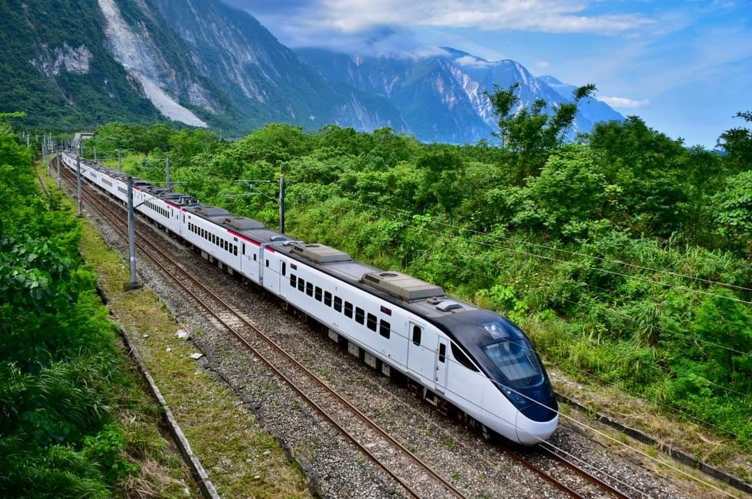 달리는 기차 사진