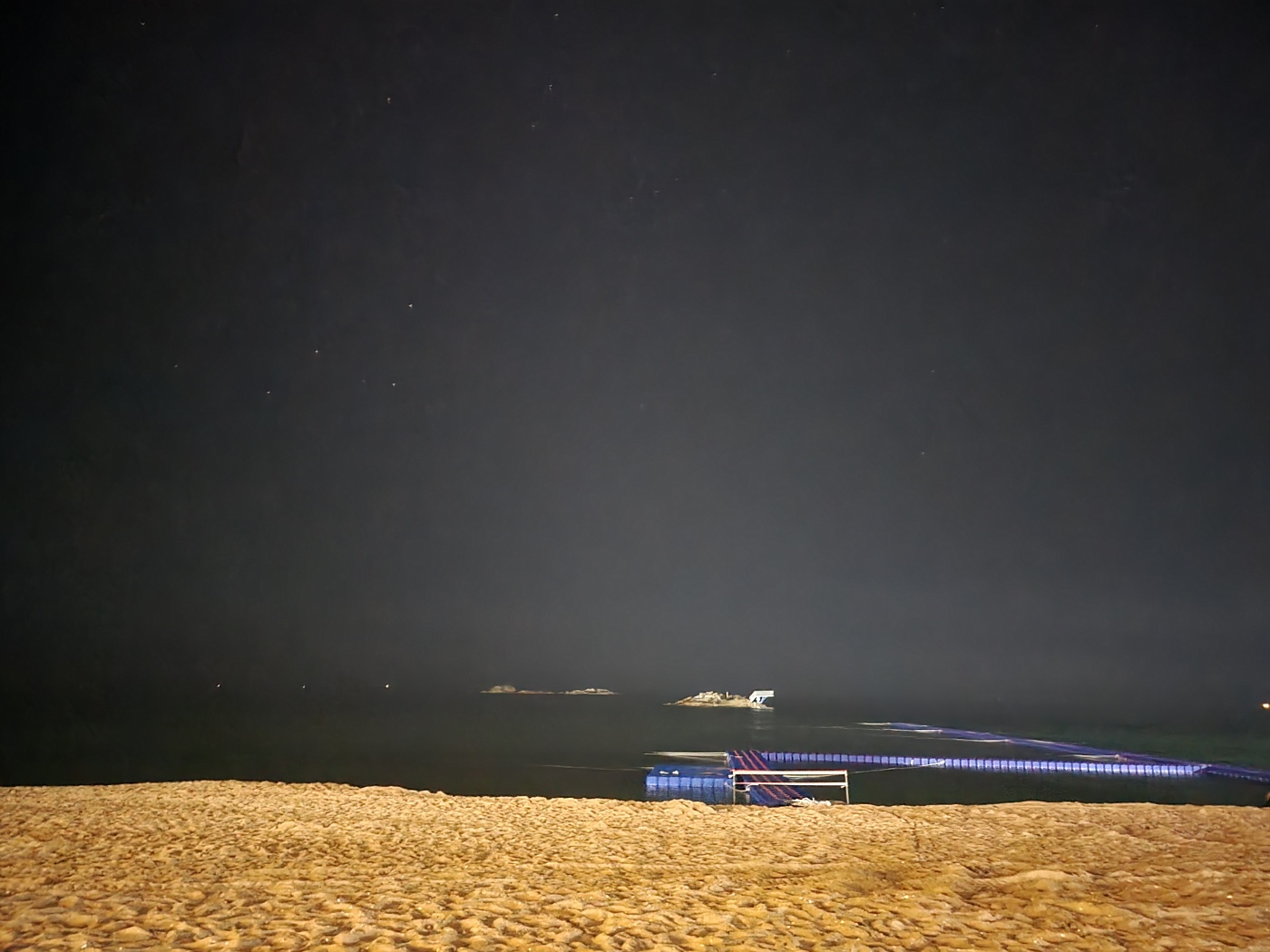 핸사의 모든 조명이 꺼진 상태에서 바라본 경포바다와 백사장의 모습이다.
