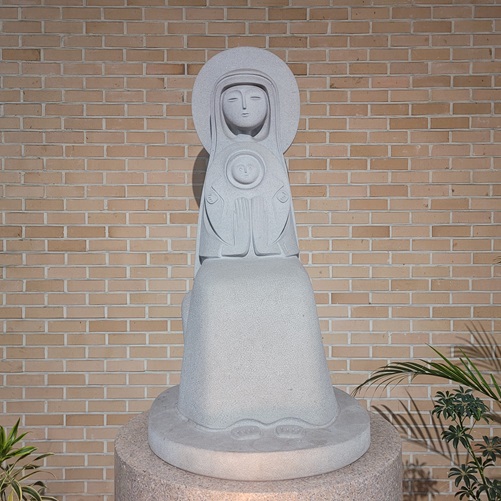 사진은 서울 목동성당 안에 있는 성모자상입니다. 최종태 요셉 선생님의 작품입니다.