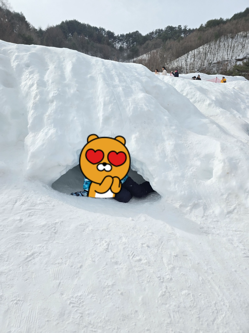 이글루처럼 눈으로 쌓인 동굴도 있어요