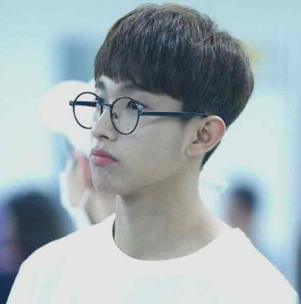 오똑한 콧날의 너드남 이미지