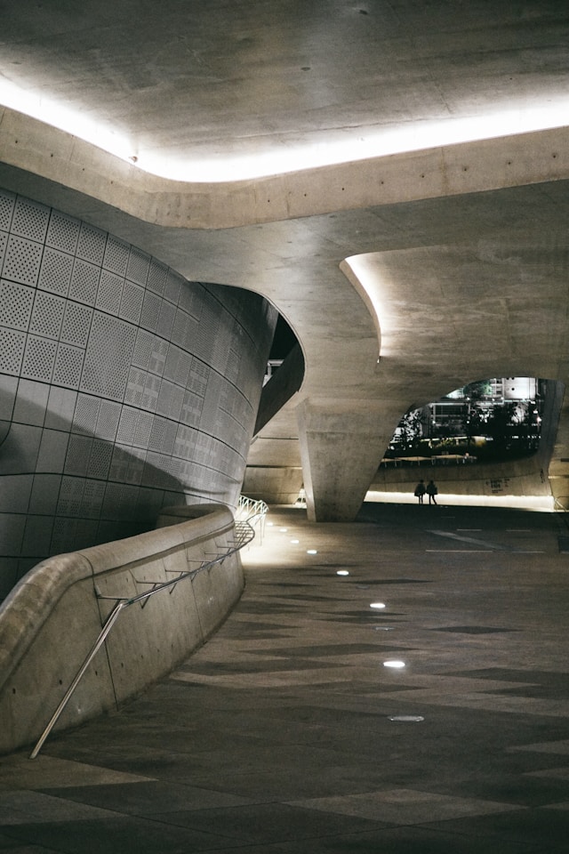 동대문 ddp 건물 사이 길 사진