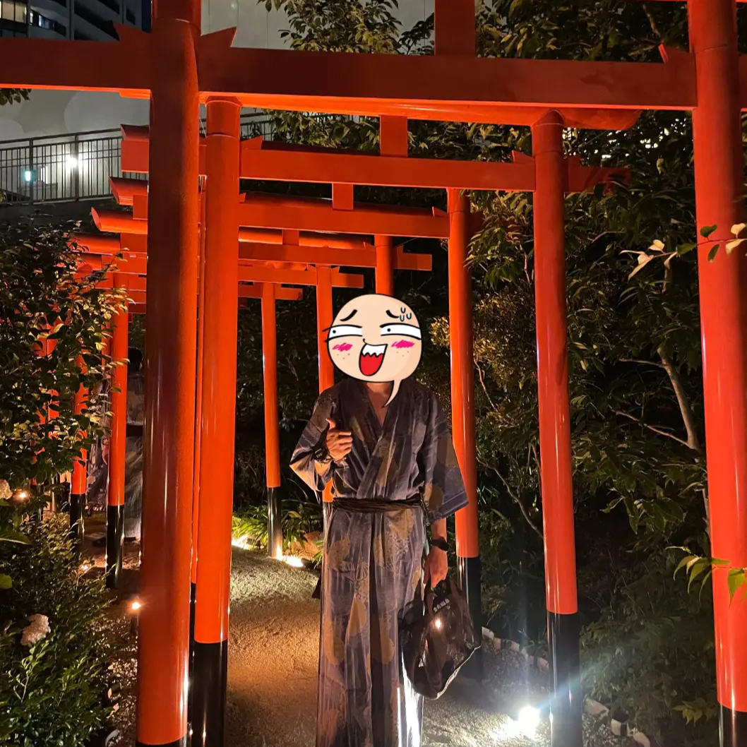 신사-모형에-서있는-남자