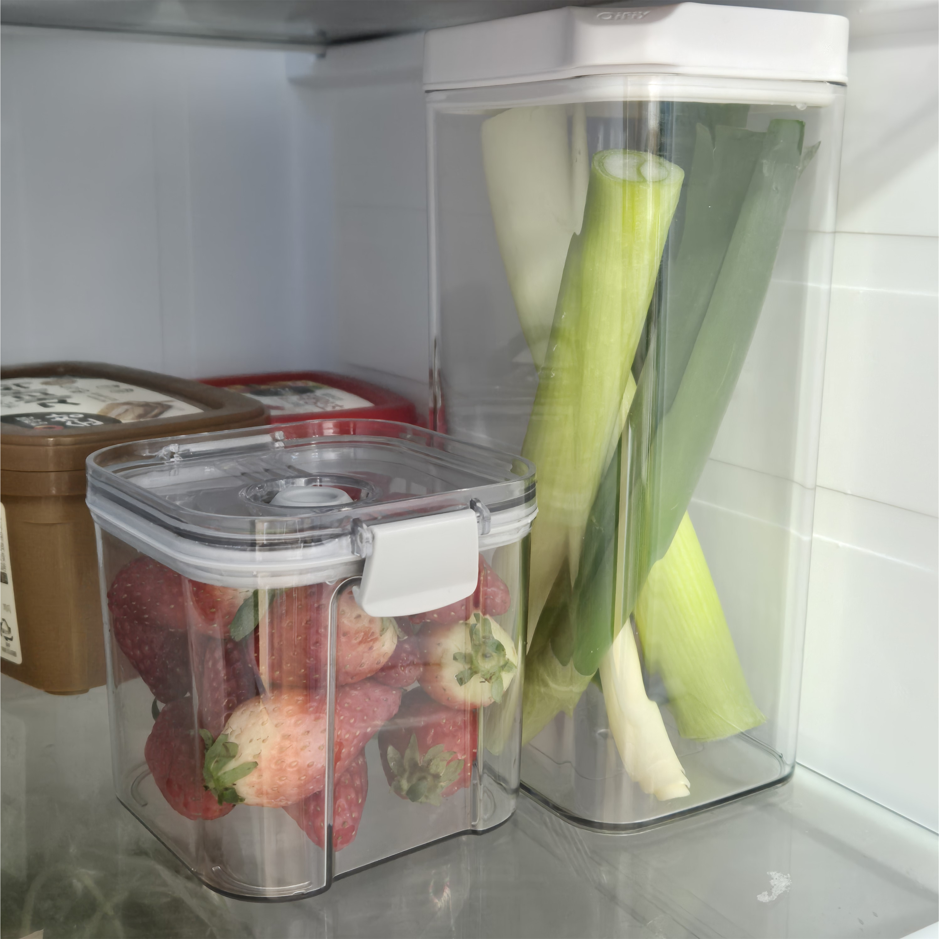 냉장고에 딸기와 대파를 넣은 다이소 진공용기를 넣었다.