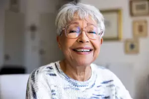 행복해보이는 노인