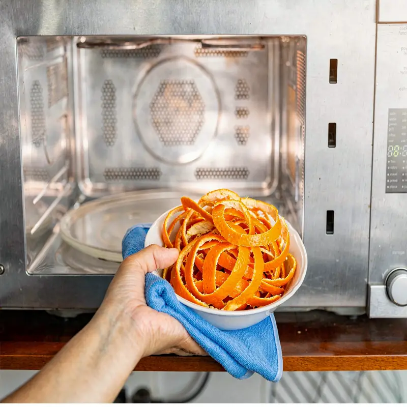 귤껍질을 활용한 전자레인지 내부 살균 및 탈취 청소 방법