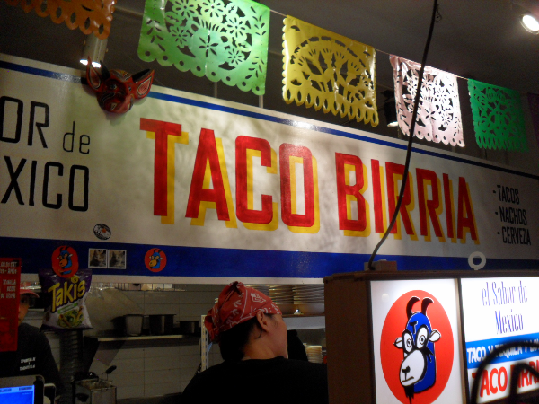 파란색과 흰색 바탕에 붉은색 글씨고 TACO BIRRIA라고 쓰여 있다.