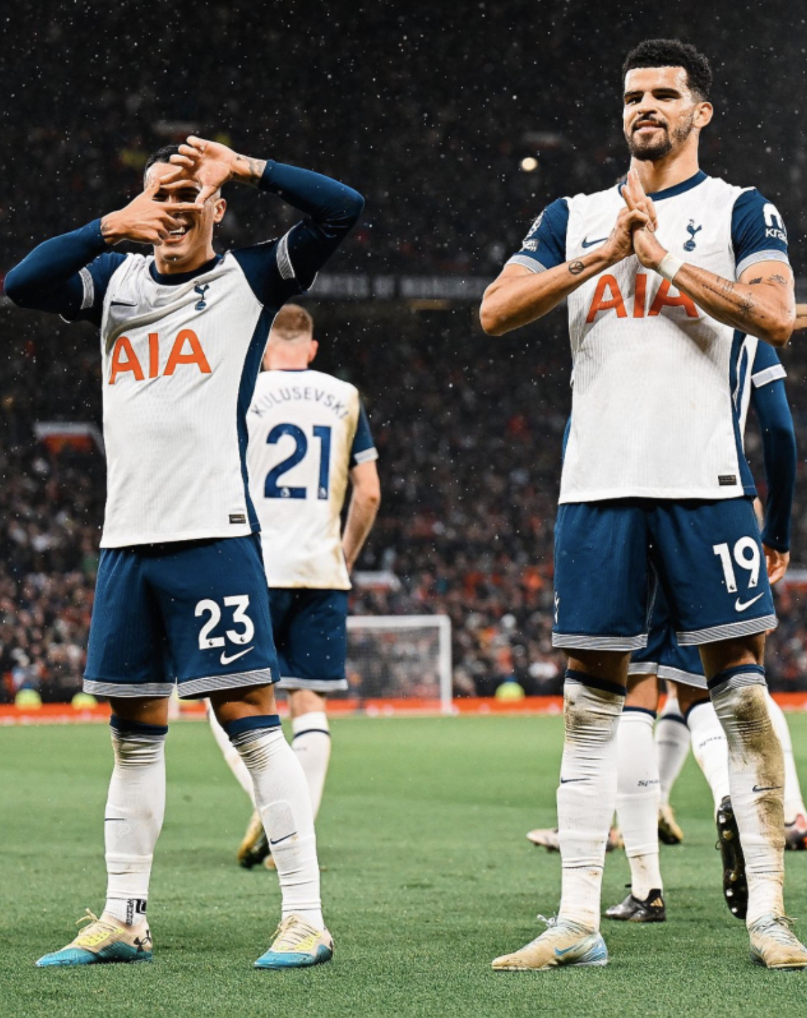 토트넘의 세번째 골을 넣은 솔란케의 세리머니 옆에서 손흥민의 찰칵 세리머니를 펼쳐보이는 포로