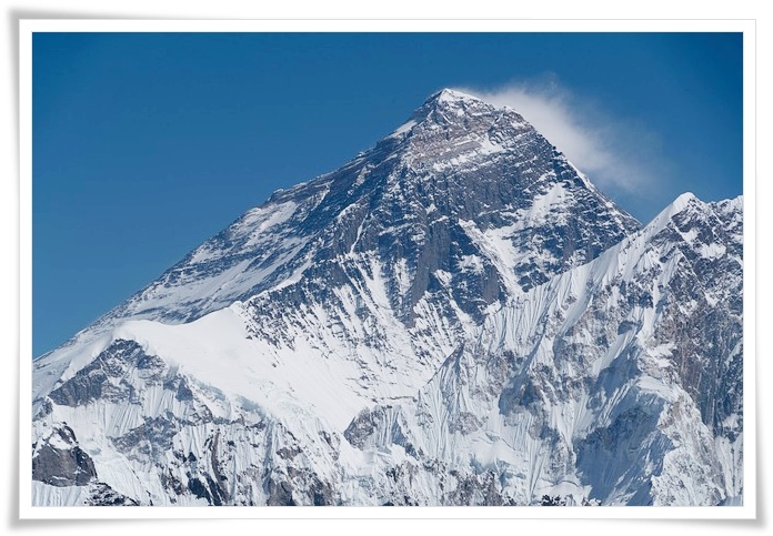 자연의 위대함을 느낄수 있는 랜드마크 눈 덮힌 에베레스트 산