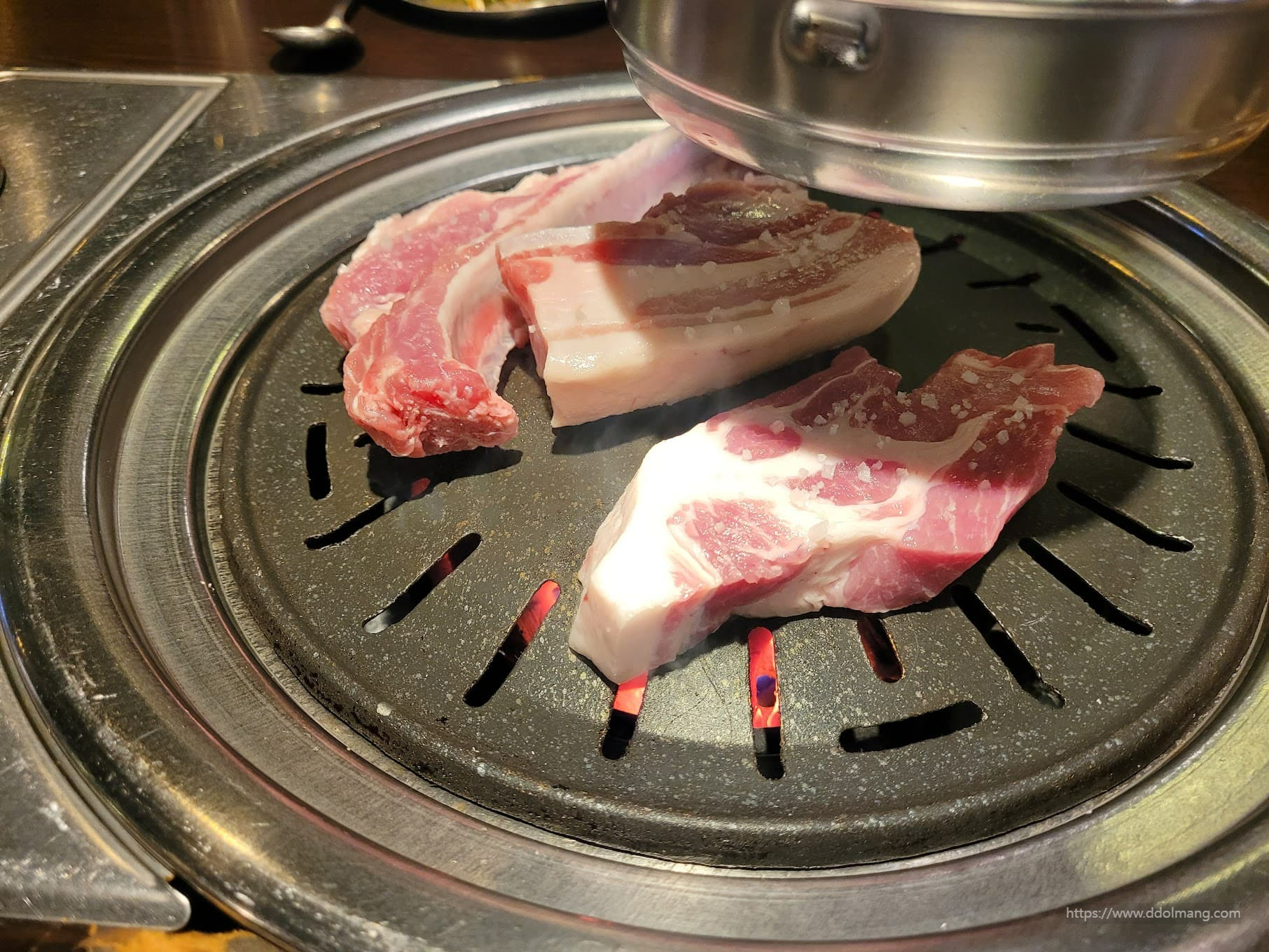 Pork Neck (Moksal): Slightly leaner but juicy, making it great for first-timers