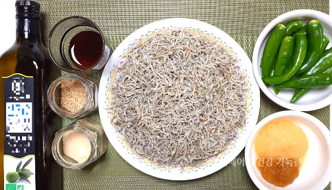 멸치의-칼슘-흡수를-돕는-청양고추-멸치볶음-재료들-저염멸치-청양고추-마늘-생강청-설탕-깨-조청-올리브유