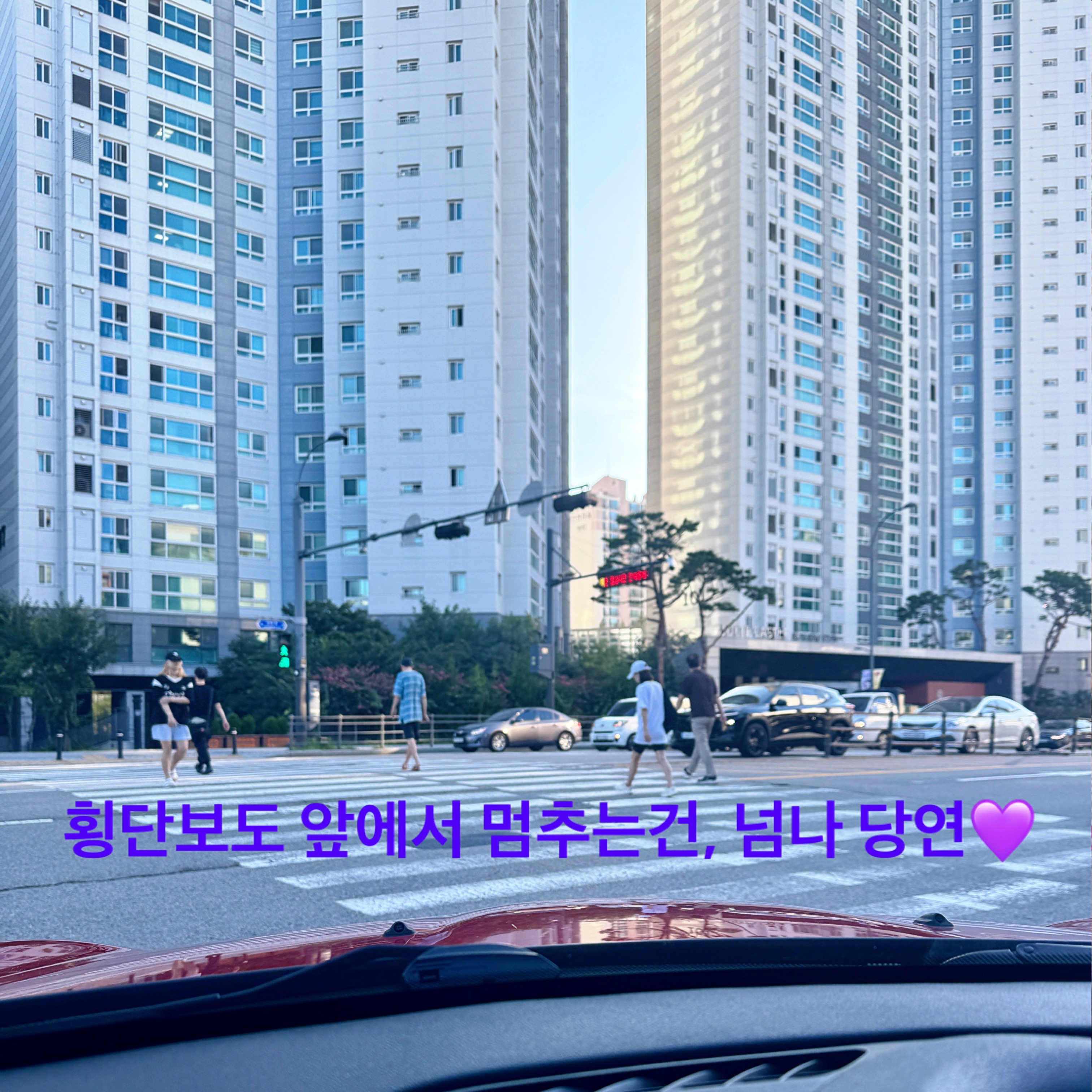 직접 촬영한 우회전 직후 횡단보도에 보행자가 있어 차량이 정지하고 보행자가 완전히 건널 때까지 대기하는 상황