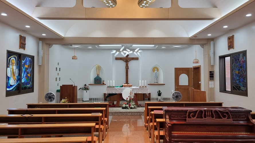 새방골성당 성전 안 제대, 제단, 십자고상, 감실, 스테인드글라스, 십자가의 길 사진입니다.