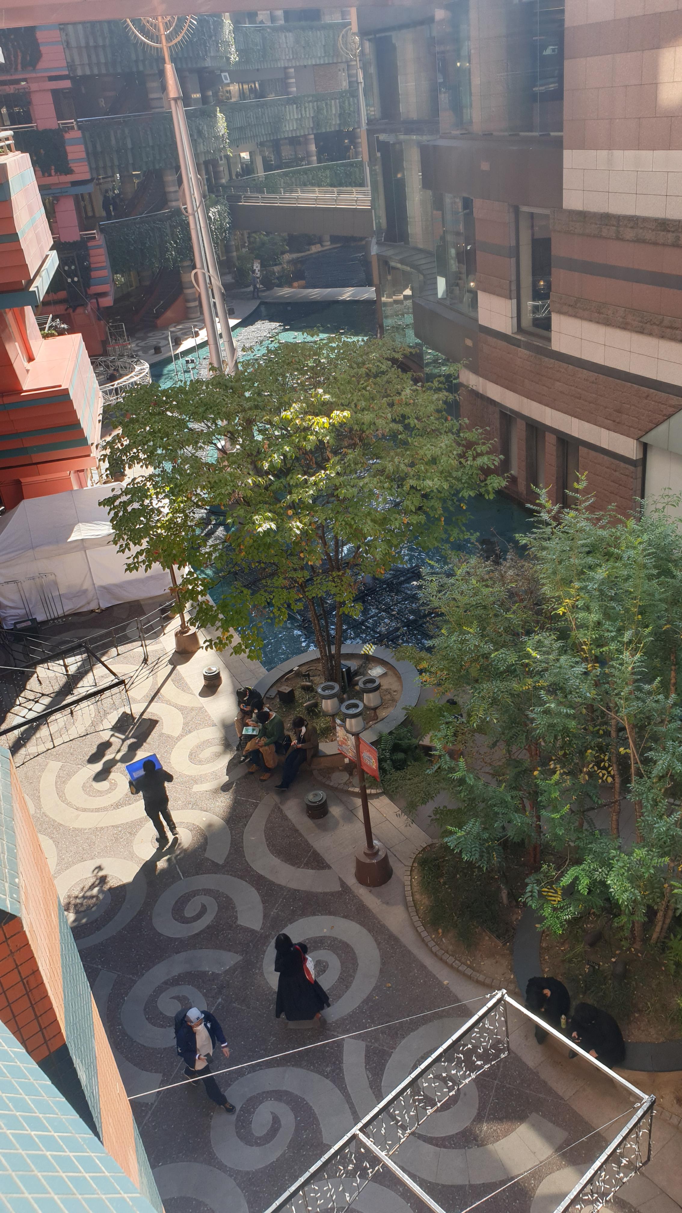 후쿠오카 쇼필몽 캐널시티 하카타 윗층에서 아래를 내려다본 모습