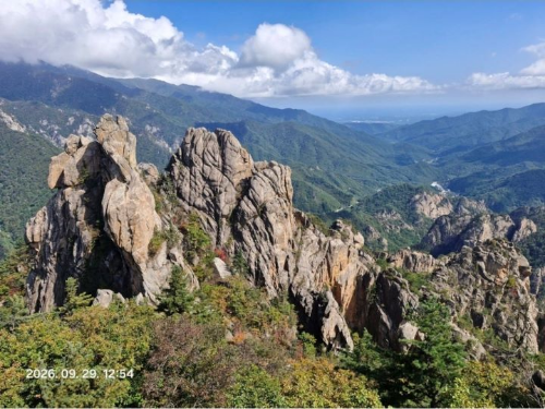 설악산 흘림골 등선대에서 바라본 암봉과 능선