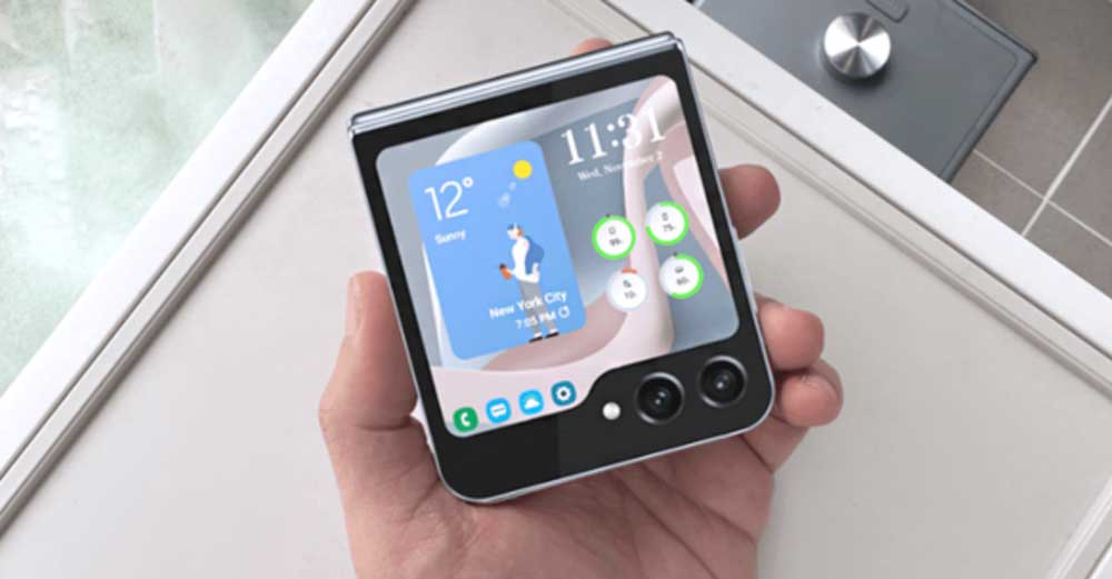플립5의 커진 전면 디스플레이