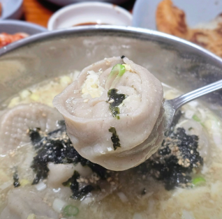 할매밥됩니까? 메밀피 김치만둣국 홍천 맛집 정보 
