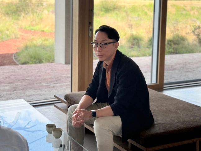 9월 30일 이민석 오설록농장 연구소장이 조선비즈에 오설록 티팩토리를 소개하고 있다.