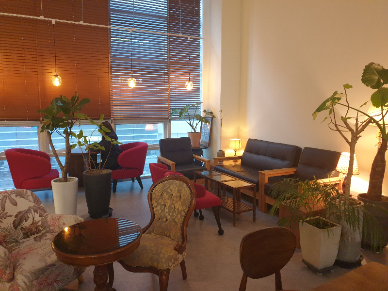 여러 종류의 의자와 테이블이 놓인 공간. 편안하면서도 주인장의 취향이 있다.