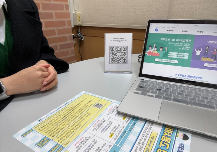 1:1 상담을 진행하는 모습