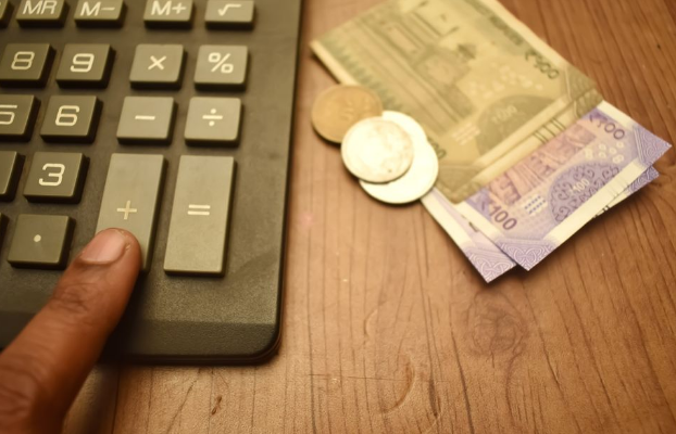 계산기와 지폐와 동전들