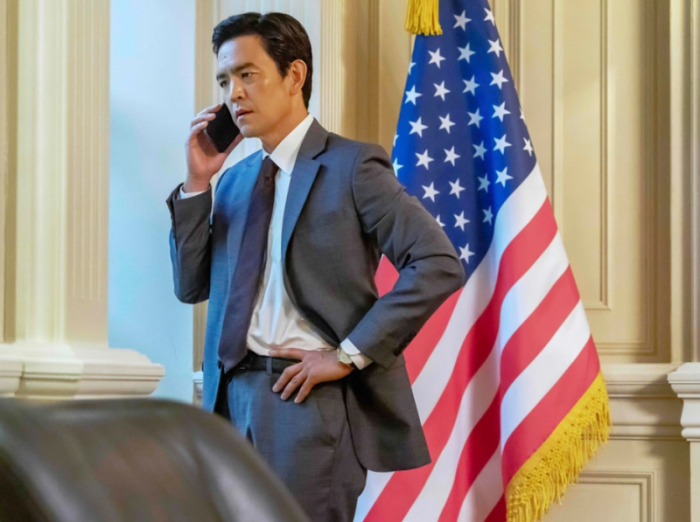 남자 배우님이 통화를 하고 있는 모습