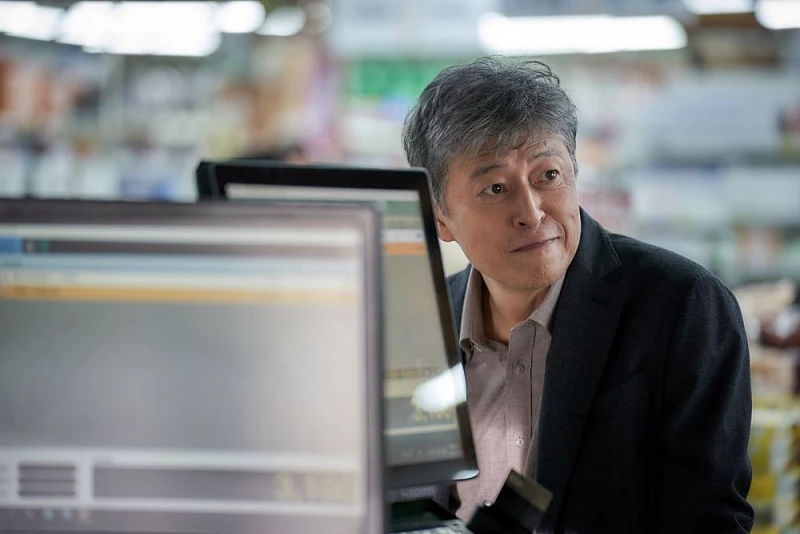 넷플릭스 기생수: 더 그레이에서 철민 역을 맡은 권해효