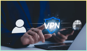 VPN, 가상 사설망, 인터넷 및 네트워크 개념. 손은 안전한 인터넷 연결 및 사용자 개인 정보를 나타내는 아이콘과 함께 VPN 기술을 표시하는 디지털 인터페이스와 상호 작용합니다.