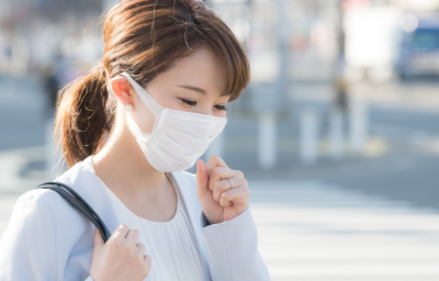 마스크를 쓰고 있는 여성