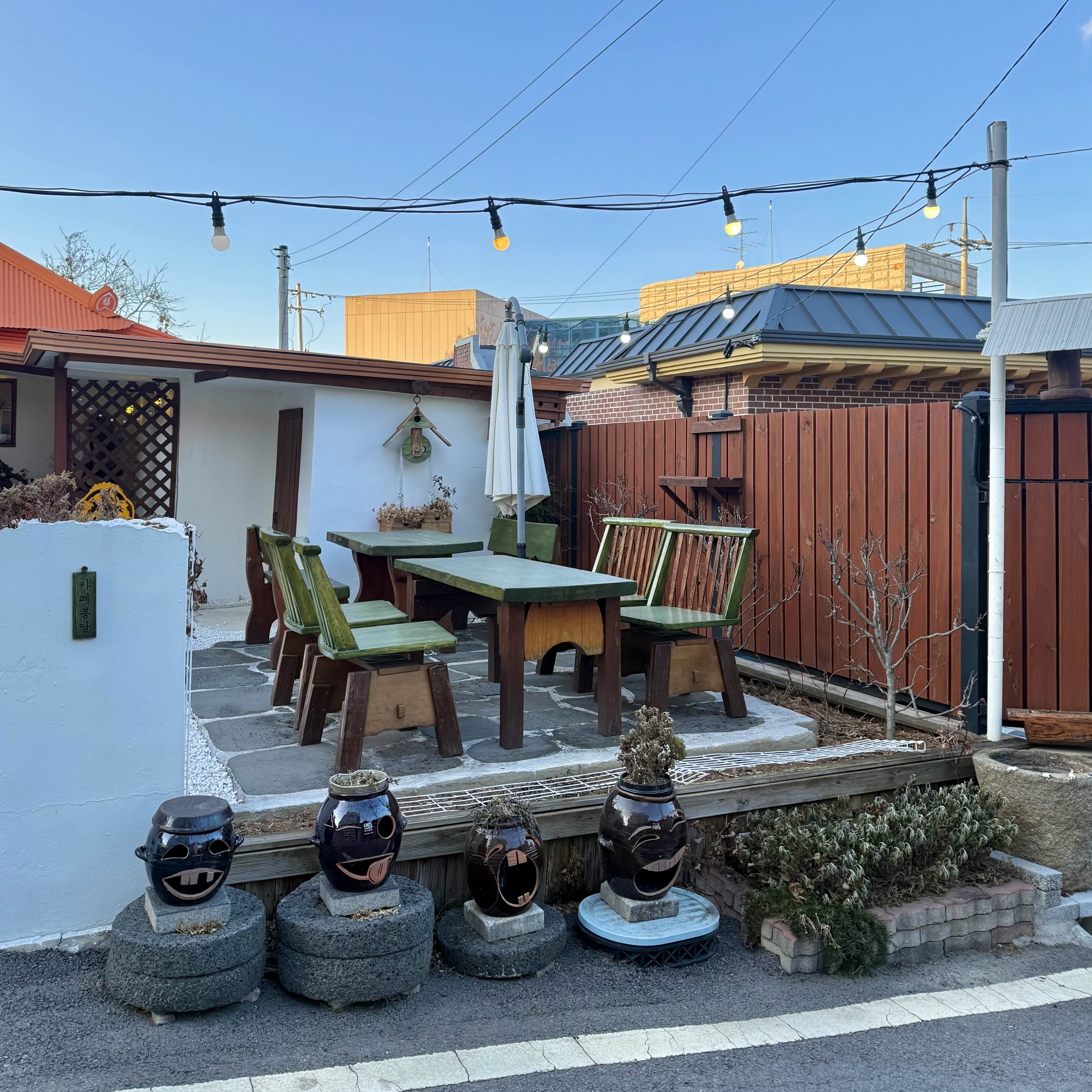 강화도 카페 봉당 야외 자리 모습