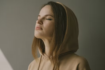 한 소녀가 눈을 감고 명상하고 있는 모습