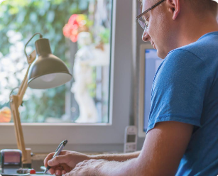 집중한 상태에서 작업에 몰두하고 있는 사람의 모습