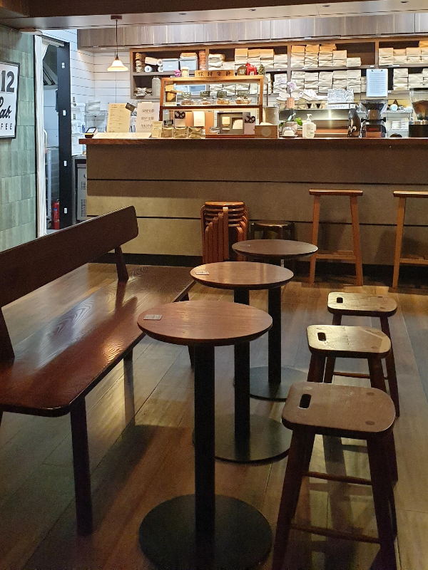 우드 바닥과 중앙의 바형 테이블