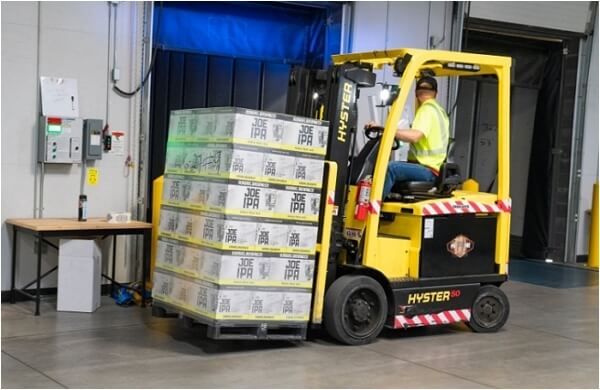 박스 나르는 지게차