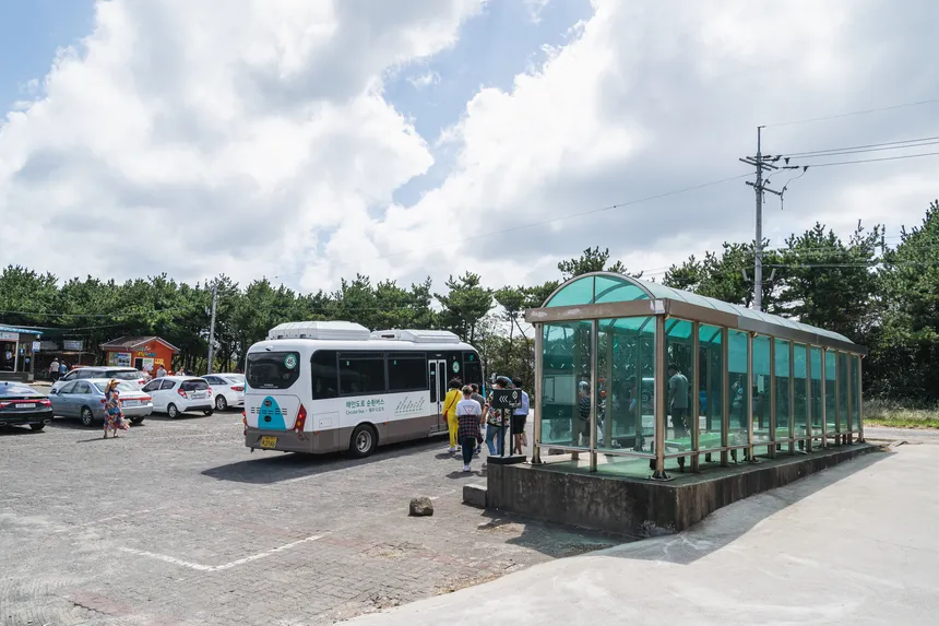 우도 순환버스를 타고 제주 우도를 여행 중인 관광객들의 모습과 풍경