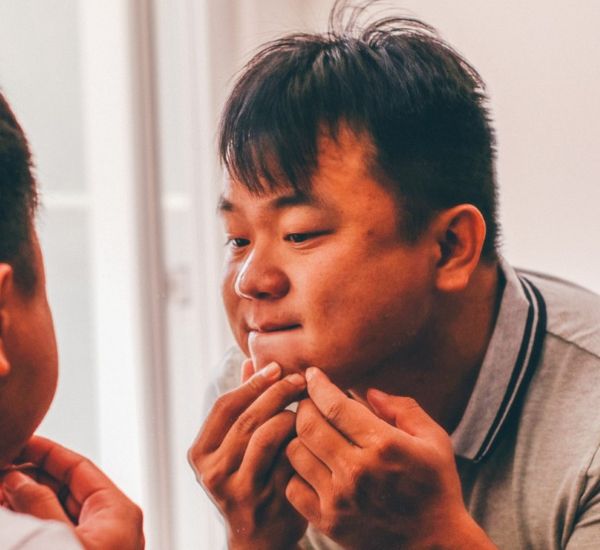 여드름 짜는 남자