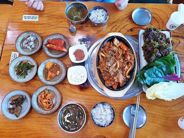 전복삼합 제주도 스타일 식당 정찬 게스트 성게 미역국 돔베고기 고등어구이 청량리 제기동 맛집
