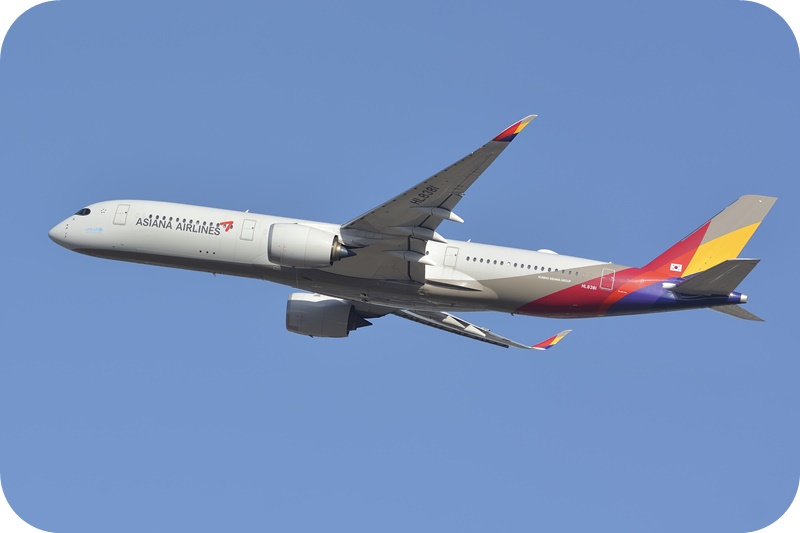 아시아나항공-A350-여객기-푸른-하늘-비행중