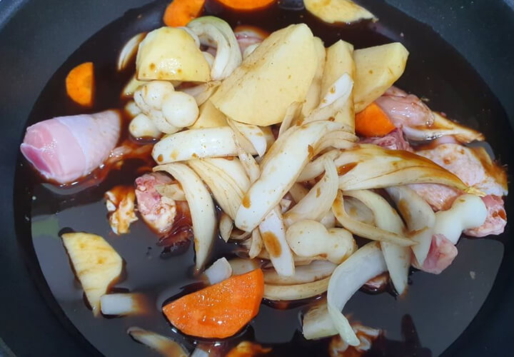찜닭-끓기전