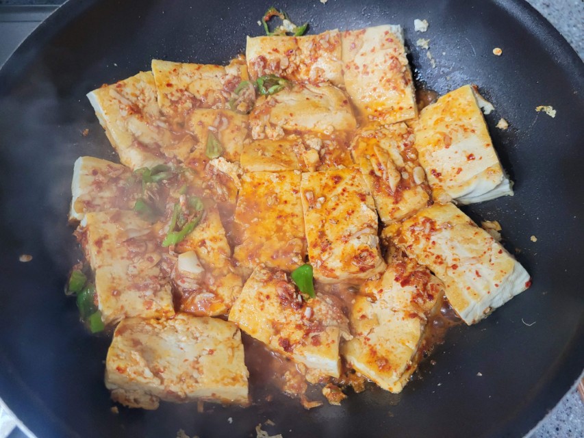 양념을 넣고 조리는 모습