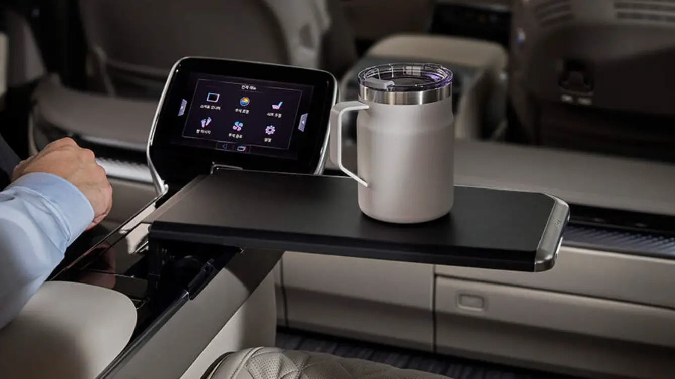 뒷좌석 의자 선반 위 스텐 컵