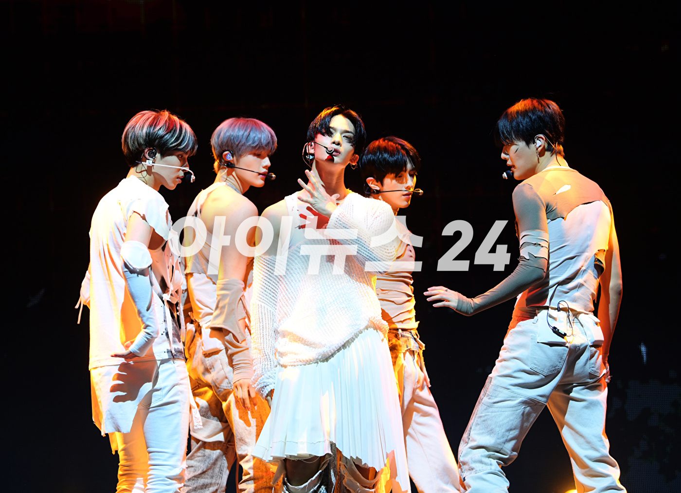 룹 CIX가 29일 오후 서울 연세대학교 백주년기념관에서 열린 CIX(씨아이엑스)의 여섯 번째 EP '오케이 에피소드 2: 아임 오케이'(OK Episode 2 : I'm OK) 발매 기념 쇼케이스에서 타이틀곡 '세이브 미, 킬 미' 무대를 선보이고 있다. [사진=정소희 기자]