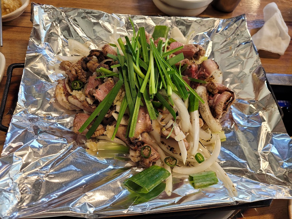 부추 및 야채와 함께 담겨져 나온 꼼장어 소금구이