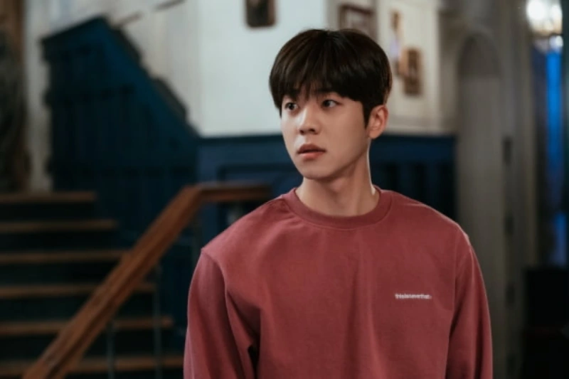 붉은 티셔츠를 입고 서 있는 채종협