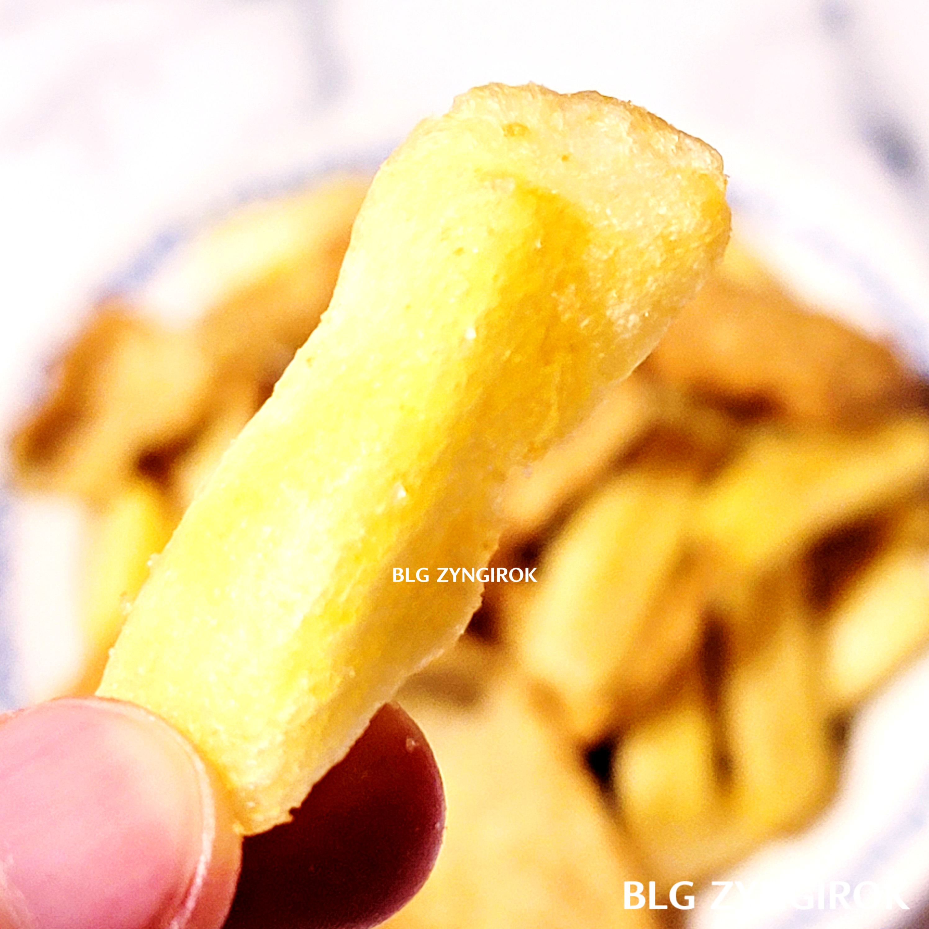 조셉말린 피쉬앤 칩스의 감자칩을 들고 있는 모습이다.